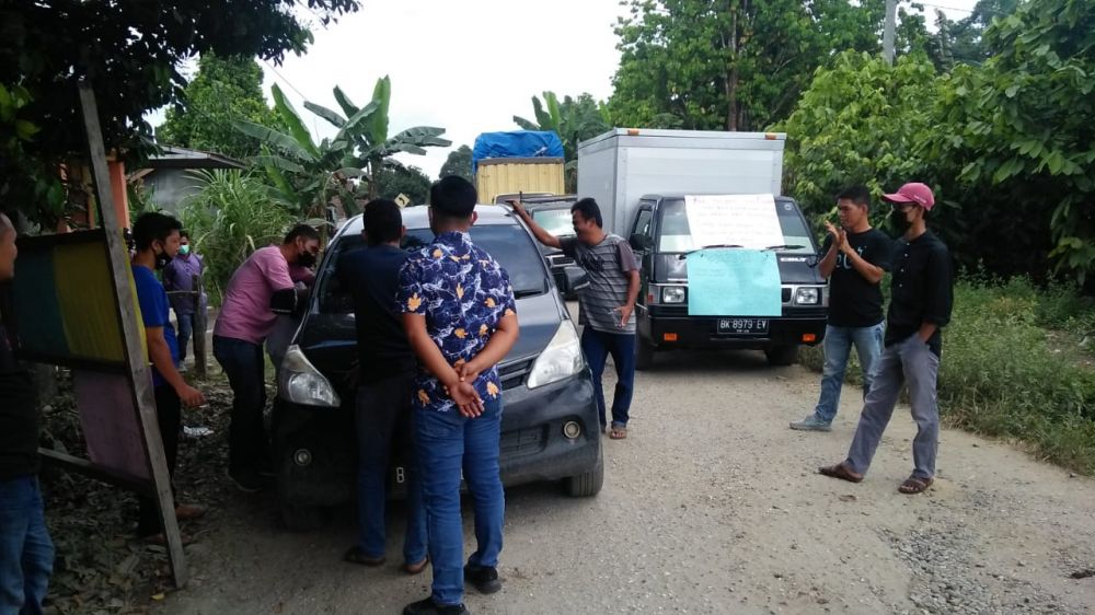 Protes Jalan Rusak, Warga Batang Masumai Blokir Jalan Depan Rumah Dewan