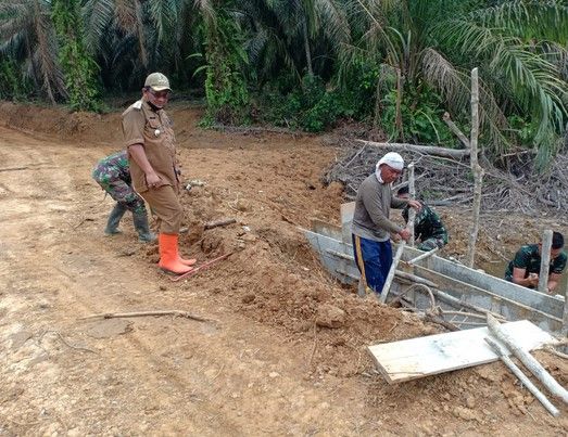 Camat Tebo Ilir dan Komandan SSK Tinjau Pembangunan Gorong-Gorong