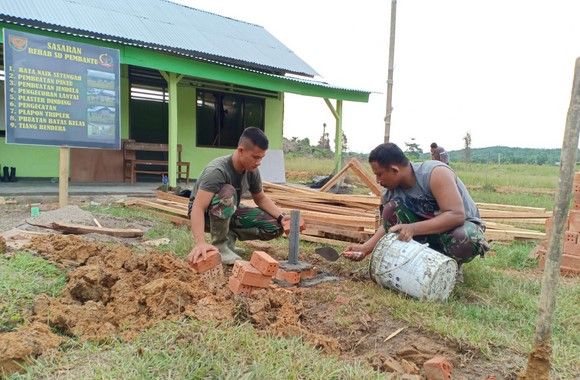 Satgas TMMD Buat Tiang Bendera, Pengerjaan SD Pembantu Finising