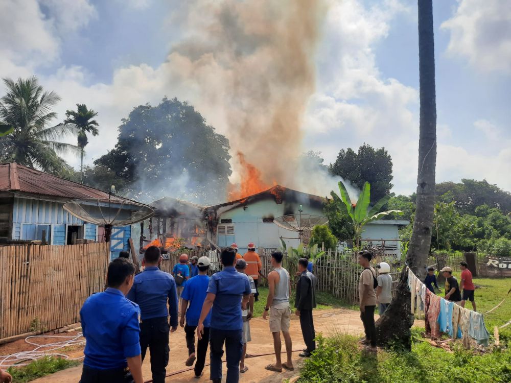 Breaking News! Diduga Korsleting Listrik, Rumah di Taman Agung Terbakar