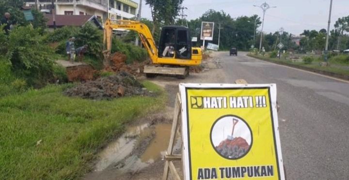 Parit di Jalan Lintas Diperbesar   