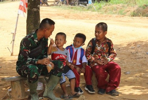  Satgas TMMD Bercerita dan Memotivasi Anak-anak Simpang Semangko