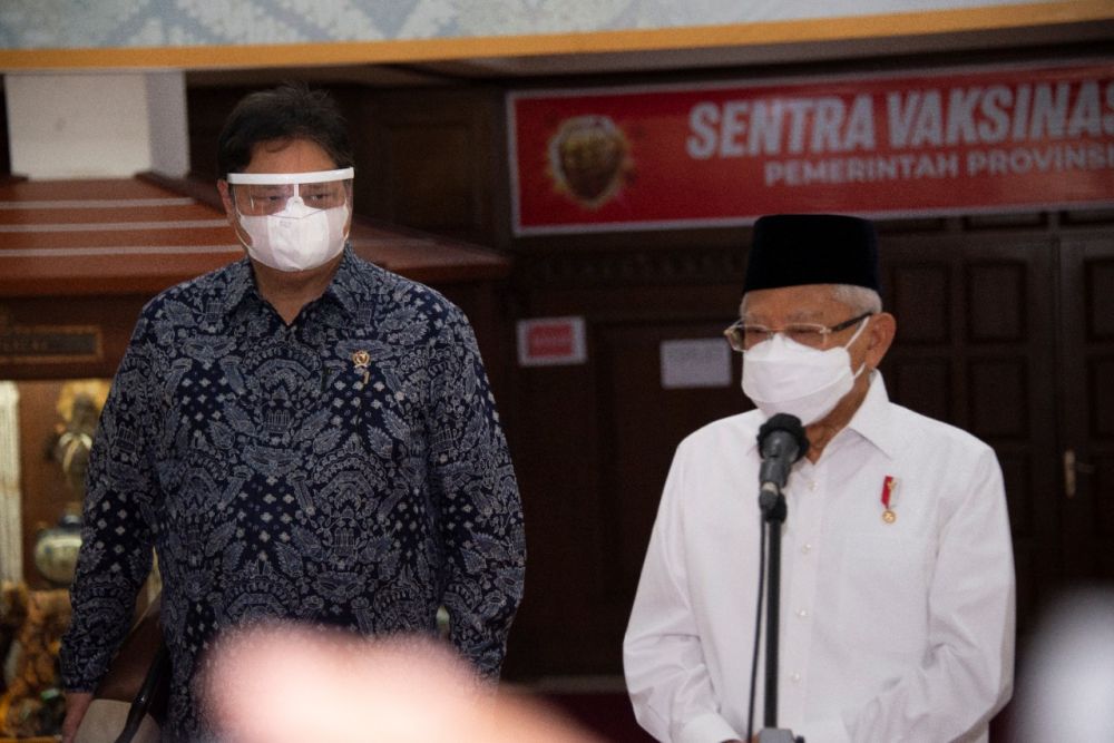 Menko Airlangga Bersama Wapres Tinjau Sentra Vaksinasi di Semarang