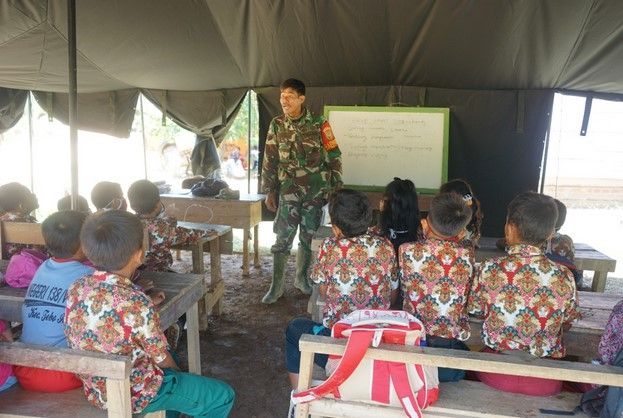 Peduli Pendidikan Anak Bangsa, Satgas TMMD Bantu Mengajar Murid SD