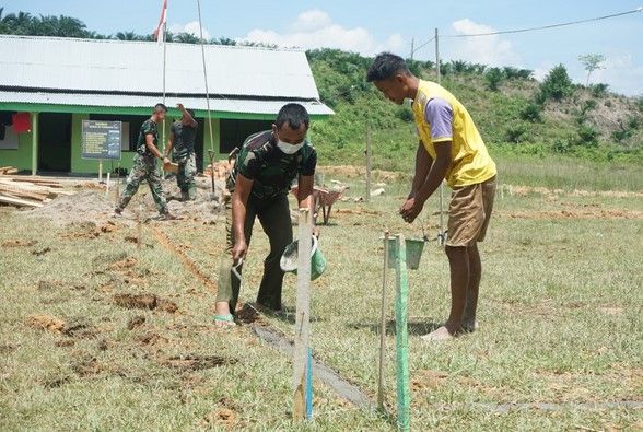 Kompak, Satgas TMMD 112 Dibantu Pemuda Buat  Lapangan Volly