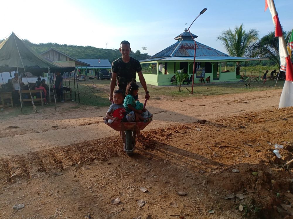 Satgas TMMD Terus Temani Adik Asuh Bermain