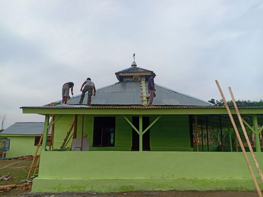 Satgas TMMD Ganti Talang Air Masjid Al Muhajirin