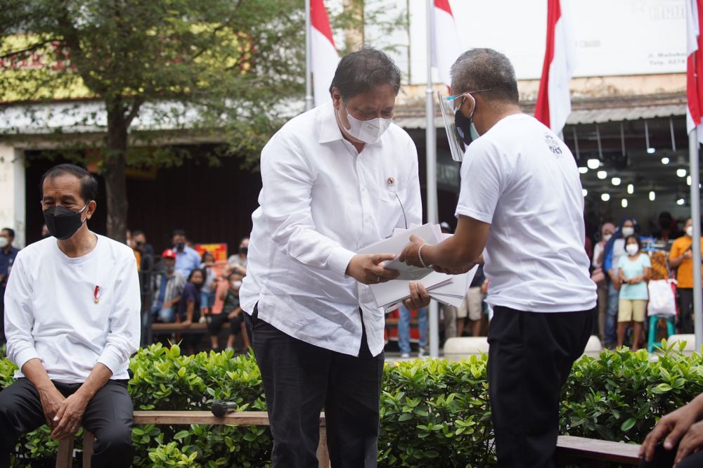 Menko Airlangga Dampingi Presiden Jokowi Serahkan Bantuan Tunai Warung dan PKL