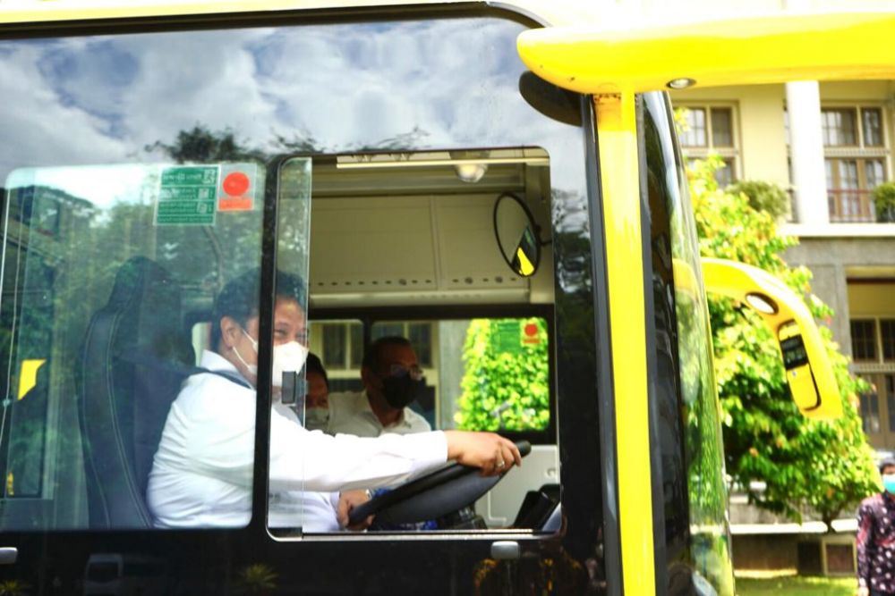 Airlangga Hartarto Berikan Bantuan Bus Listrik dan Microbus untuk UGM