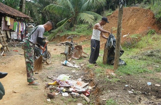 Kegiatan Rutin Prada M Sidik, Bersihkan Halaman Rumah Orangtua Asuh