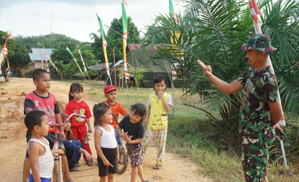 Habiskan Hari Terakhir, Satgas Sempatkan Bercanda dengan Anak-anak