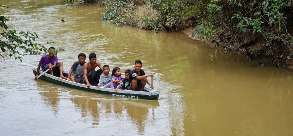 Tak Hanya Bangun Jalan, Satgas TMMD Bikin Perahu Penyeberangan untuk Warga