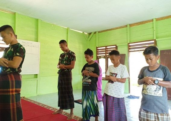 Satgas TMMD Ajak Adik Asuh Salat Jamaah di Masjid Al Muhajirin