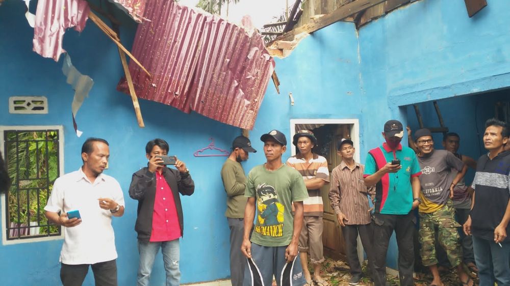 Ditimpa Pohon Besar, Satu Rumah Rusak Berat