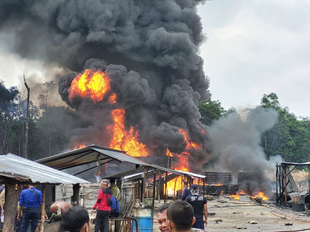 Tempat Penampungan Minyak di Pijoan Terbakar