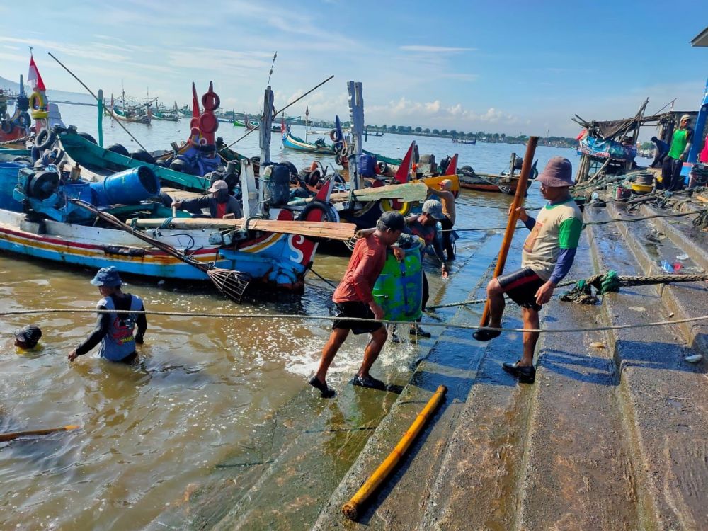 Nelayan Tungkal Gantung Jaring