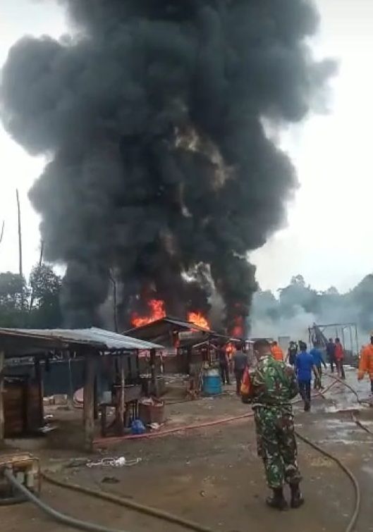 Gudang Minyak di Bukit Pembunuhan Kelurahan Pijoan Terbakar