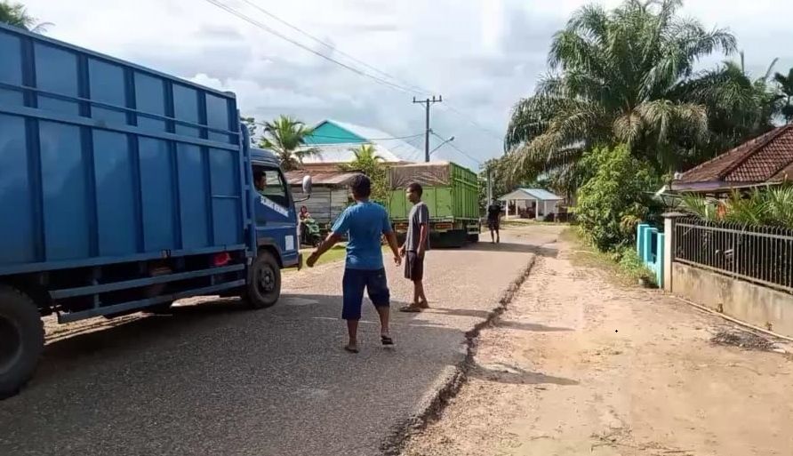 Warga Hadang Truk Batubara Melintas di Jalan Desa