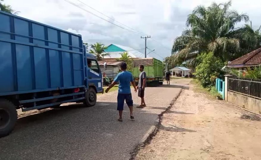 Warga Desa Pelempang Hadang Truk Batubara 