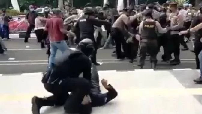 Polisi yang Banting Mahasiswa Demo Dihukum Turun Pangkat