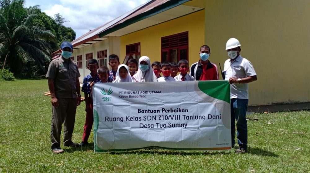 Sambut Sekolah Tatap Muka, Asian Agri Bantu Renivasi Kelas