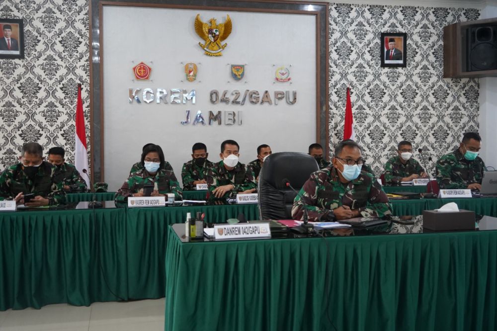 Danrem 042/Gapu Ikuti Rapat Evaluasi Pelaksanaan Vaksinasi oleh TNI Jajaran Kodam II/Sriwijaya
