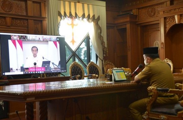 Gubernur Al Haris Ikuti Vidcom Mendegar Arahan Presiden Dalam Penaganan Covid-19