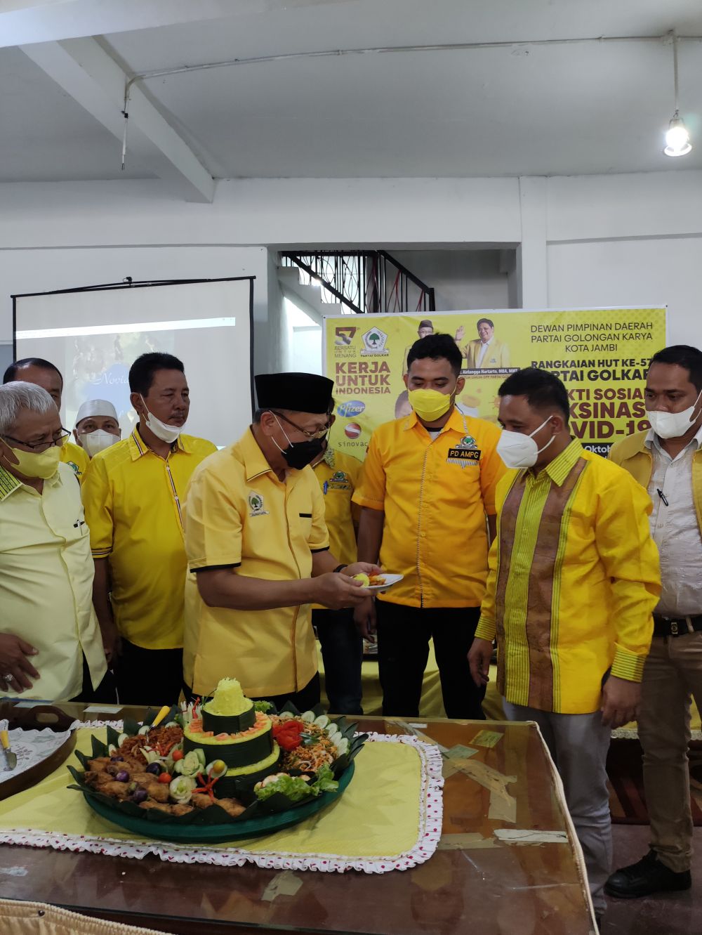 Cek Endra Buka Vaksin Masal di DPD Golkar Kota Jambi