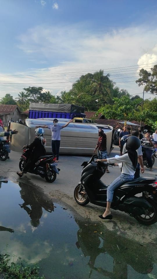 Mobil Rombongan Pemain Tim PS Kota Sungaipenuh Terguling di Bangko