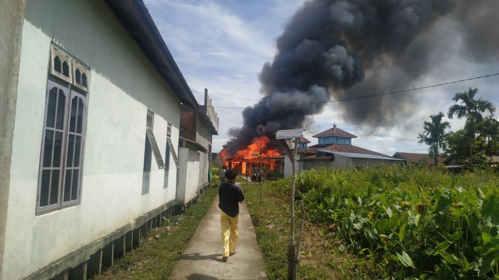 Dua Unit Kontrakan di Sungainibung Dilahap Si Jago Merah