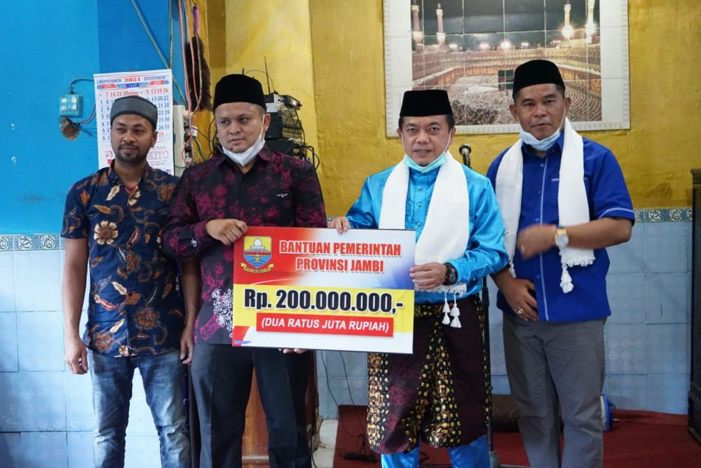 Gubernur Al Haris Serahkan Bantuan Rehab Musala Jami'atul Falah Pasar Siulak Gedang