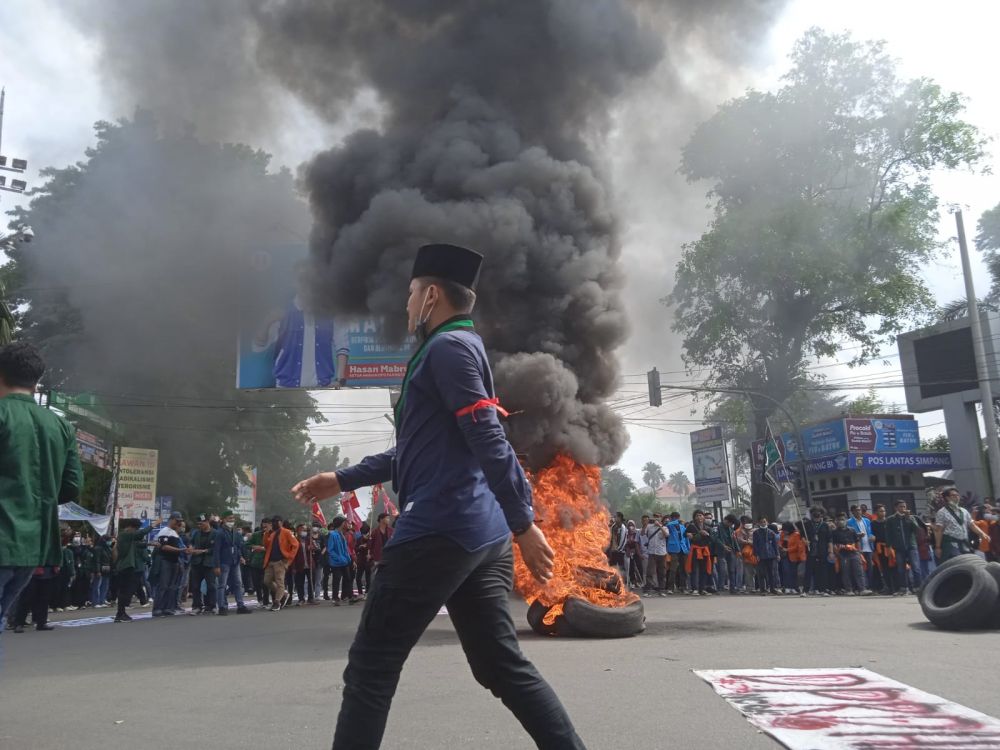 Tolak Angkutan Batu Bara Melebihi Muatan, Ratusan Mahasiswa Turun ke Jalan