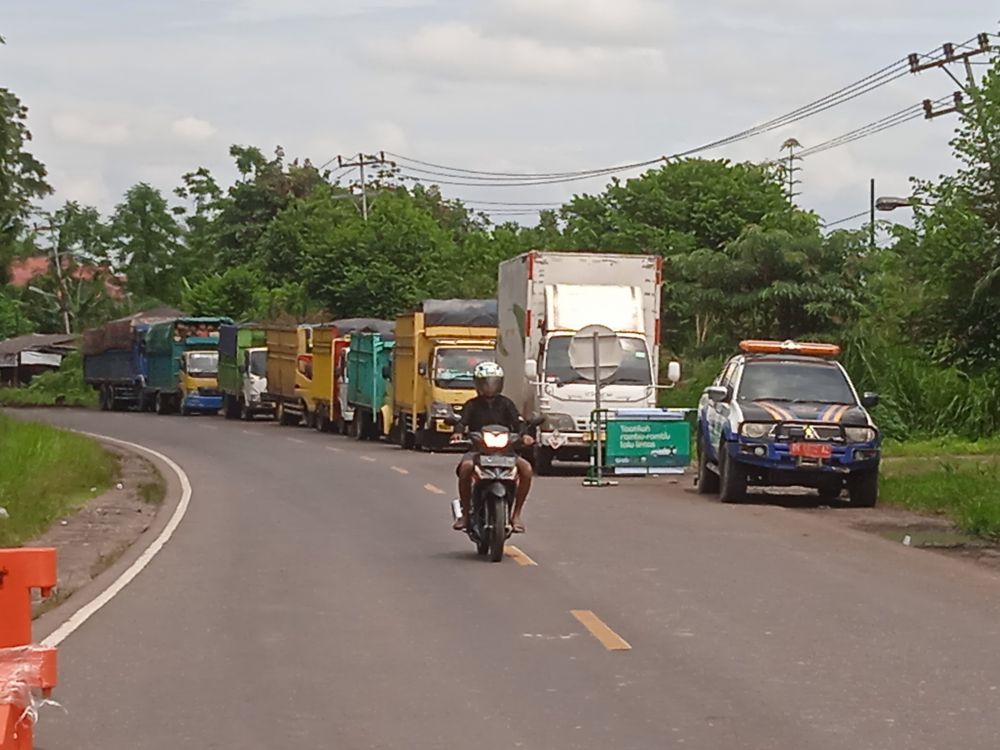 Kesiangan, Truk Batu Bara Tertahan