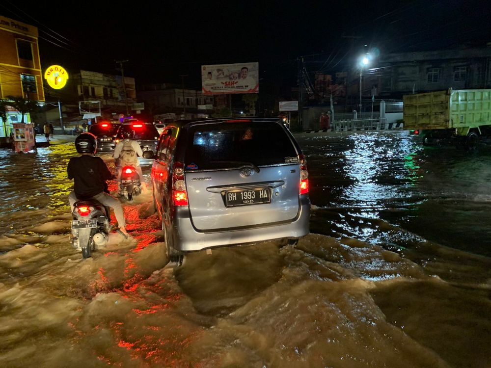 Banjir Rendam Jalan di SPBU Simpang Pucuk