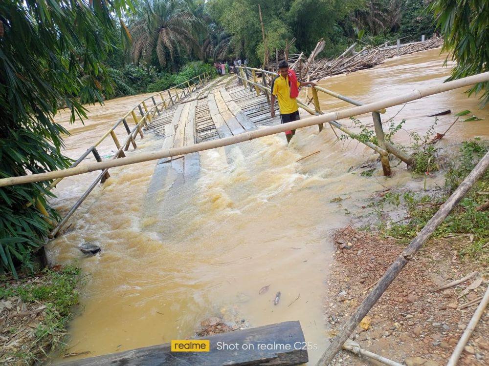 Jembatan Putus Dihantam Banjir