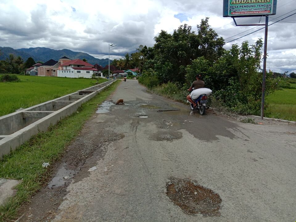 Kerusakan Jalan di Sitinjau Laut Kian Parah