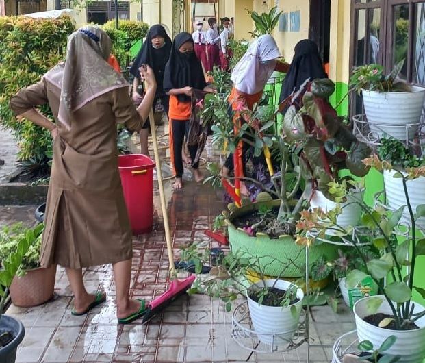 Niat Sekolah, Malah Bersih-Bersih