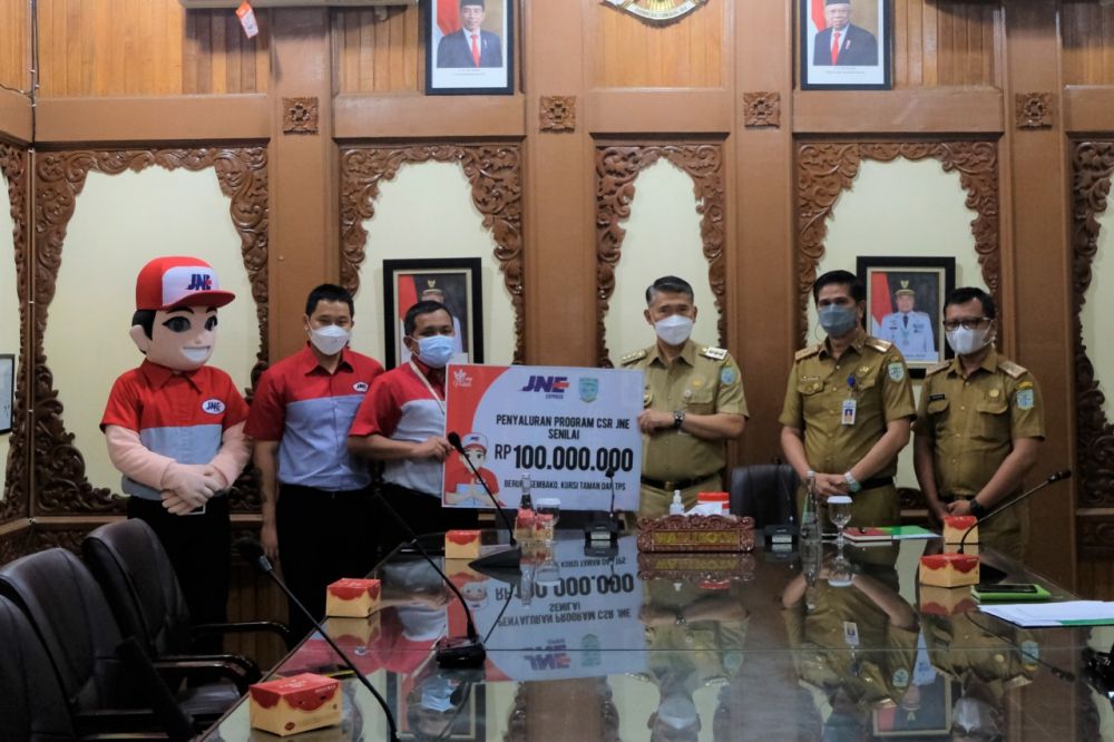 Sambut HUT 31, JNE Serahkan Bantuan CSR ke Pemkot dan 3 Rumah Ibadah di Jambi