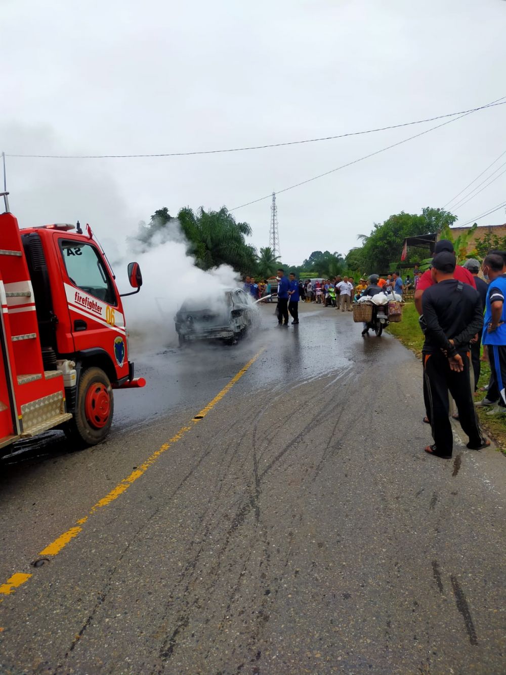 Diduga Korsleting Kabel, Mobil Kepala SMAN 4 Batanghari Terbakar