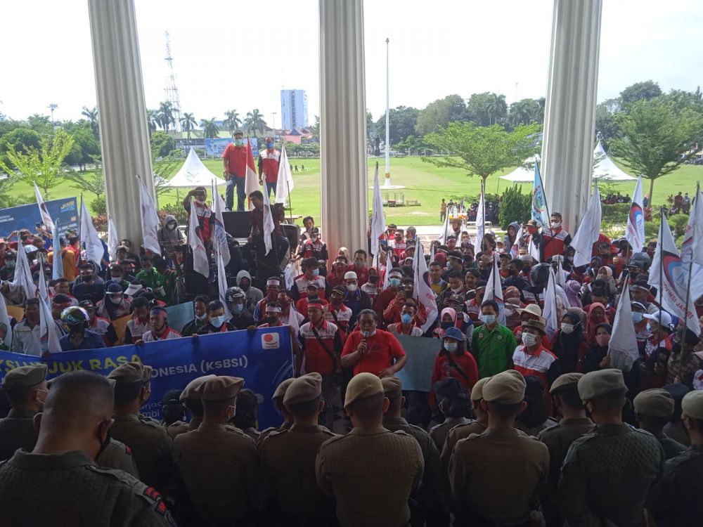 Tolak UMP Murah, Puluhan Buruh Unjuk Rasa di Kantor Gubernur