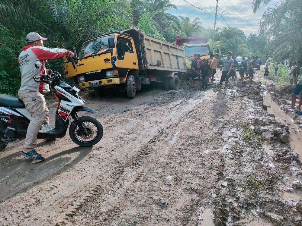 Akibat Kerap Dilalui Mobil Perusahaan Jalan Lintas Kecamatan Rusak Berat