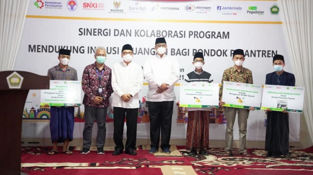 Menko Airlangga Kolaborasikan Program Perekonomian untuk Kuatkan Inklusi Keuangan Pesantren 