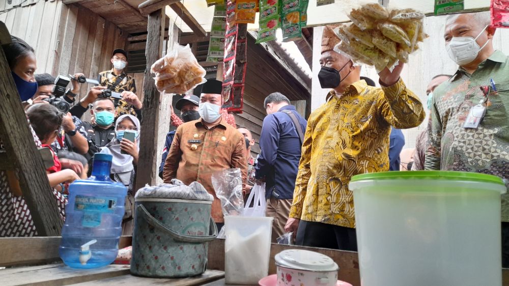 Menko PMK Borong Dagangan Warga di Legok