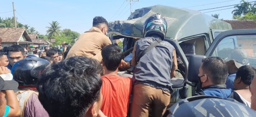 Trans Siginjai Adu Kambing dengan Bus Trans LP Perempuan