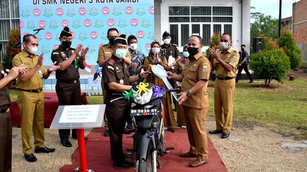 Permudah Praktek SMKN 3 Jambi, Kajati Berikan Motor Honda Supra X