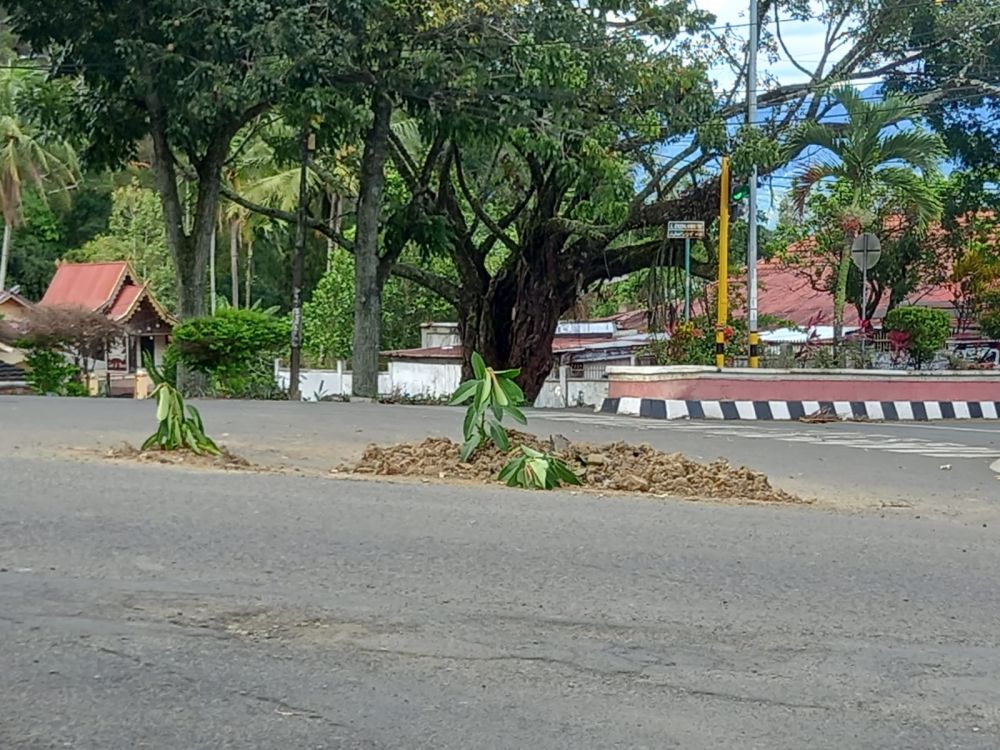 Bekas Galian PDAM Ganggu Pengguna Jalan   