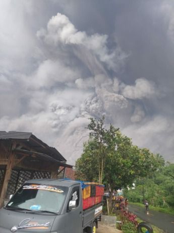 Warga Panik Gunung Semeru Erupsi Disertai Awan Panas