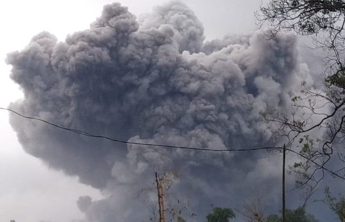 Erupsi Gunung Semeru: 1 Orang Tewas, 10 Orang Belum Bisa di Evakuasi