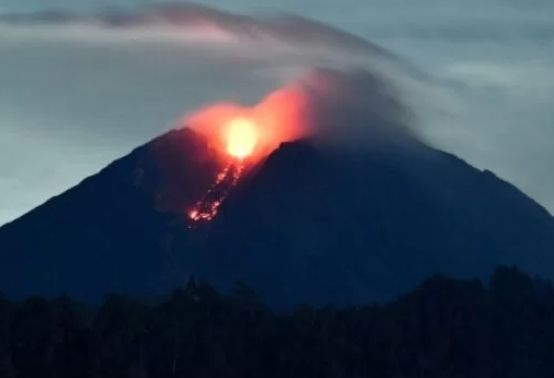 Malam Ini Semeru Keluarkan Lava Pijar