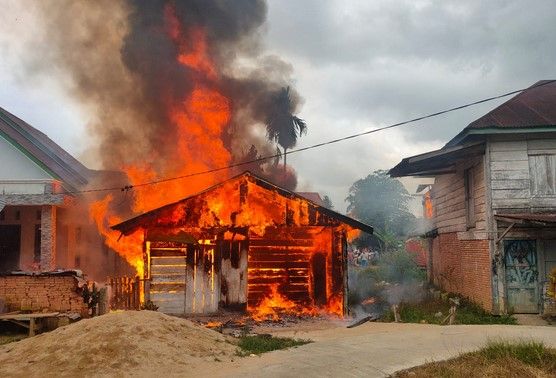 Satu Kontrakan di Muarabungo Dilahap Sijago Merah